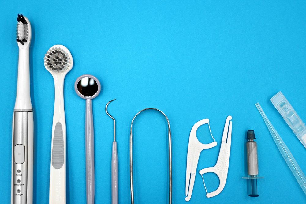 Tongue Scraper vs. Toothbrush: Which Cleans Better?
